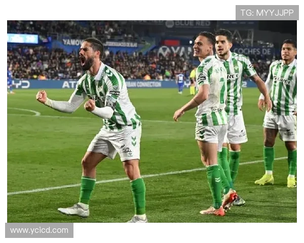 西媒：塞维众将德比赛后举反贝蒂斯旗帜，可能被贝蒂斯投诉